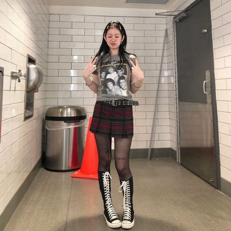 Girly Punk Outfits, High Converse Outfit, 2000s Fashion Aesthetic, Knee High Converse, High Converse, 90s 2000s Fashion, Trashy Outfits, Converse Outfit, Outfits 2000s