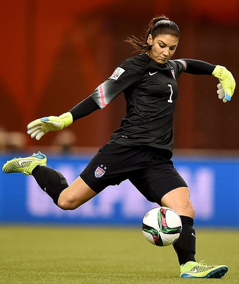 Women Goalkeeper, Goalkeeper Aesthetic, Soccer Legs Women, Sophia Smith Soccer, Brazil Womens Soccer, Girl Playing Soccer, Sports Campaign, Usa Soccer Team, Female Football