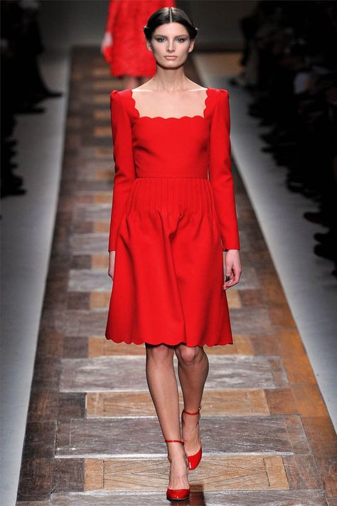 Valentino Fall 2012 | Paris Fashion Week Red Dress Design, Red Runway, Red Valentino Dress, Valentino Runway, Dress Paris, Valentino Collection, Beautiful Red Dresses, Valentino Red, Valentino Dress