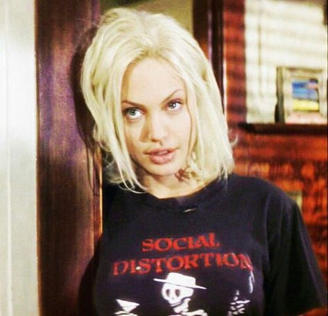 Angelina Jolie in Social Distortion band shirt in movie:  Life or something like it Angelina Jolie Blonde, John Voight, Uk Icon, Angelina Jolie 90s, Morgana Le Fay, Social Distortion, Girl Interrupted, Look Retro, Lara Croft