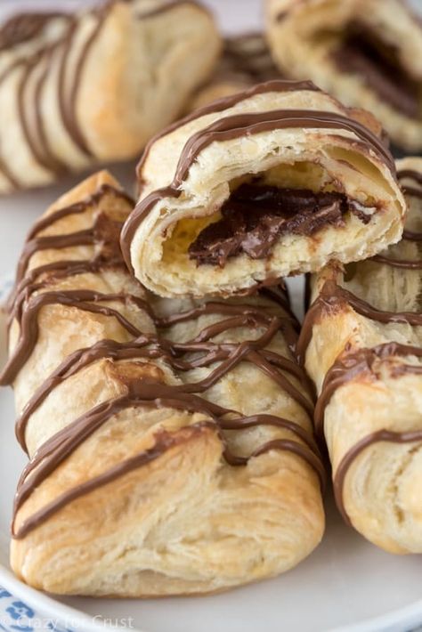 Chocolate Cheese Danish - a mashup of a cheese danish and a chocolate croissant! Have both flavors in one easy breakfast pastry recipe. Recipes Using Puff Pastry, Breakfast Pastry Recipes, Crazy For Crust, Puff Pastries, Puff Pastry Desserts, Cheese Danish, Chocolate Cheese, Chocolate Croissant, Danish Food