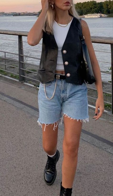 Short Dress With Pants Outfit, Outfits Con Bermudas, Nyc Outfits Summer Street Styles, Vest Outfits For Women Summer, Festival Outfit 2024, Oversized Jean Shorts, All Black Summer Outfits, Jean Shorts Outfits, Jean Short Outfits