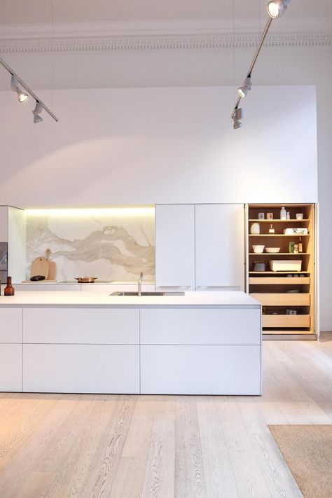 Bulthaup Showroom - Brushed Oak Sanderson | Kentwood Flooring Kentwood Flooring, Bulthaup Kitchen, Minimalist Kitchen Design, Interior Minimalista, 아파트 인테리어, Contemporary Kitchen Design, White Modern Kitchen, Kitchen Room Design, Kitchen Furniture Design