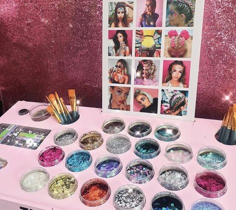 Glitter Station Party, Beauty Bar Aesthetic, Party Station Ideas, Taylor Swift Face Paint, Glitter Display, Glitter Station, Stand Glitter, Aesthetic Surgeon, Party Stations