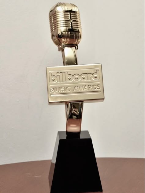 Billboard Award Trophy, Billboard Music Awards Trophy, Kpop Awards, Singer Life, Billboard Awards, Award Trophy, Scripting Ideas, Idol Life, Music Studio Room