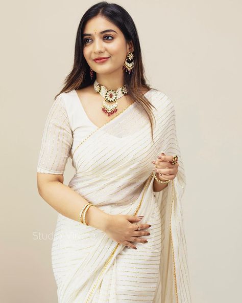 Virupa -The Saree Store (@studiovirupa) • Instagram photos and videos Saree Blouse Model, White Georgette Saree, Onam Outfits, Onam Saree, Off White Saree, Priya Bhavani Shankar, Kasavu Saree, Elegant Sarees, Dark Beauty Photography