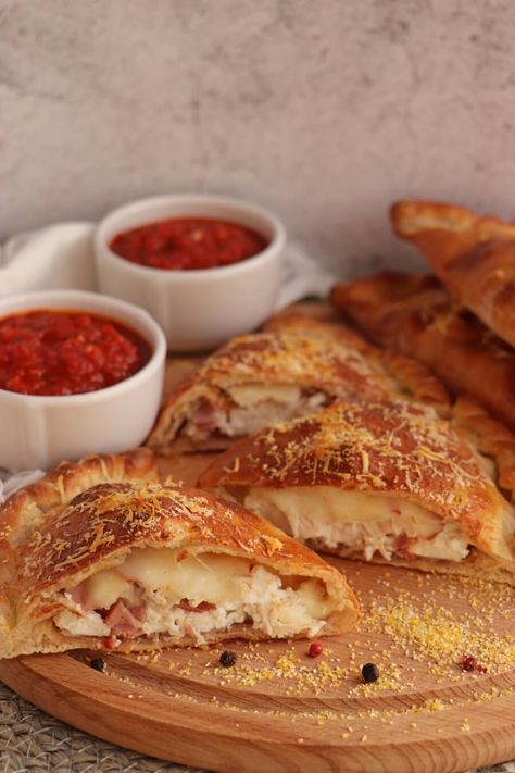 Calzone Recipe Easy, Calzones Recipe, Cheese Calzone, Fish Cooking, Restaurant Appetizers, Calzone Recipe, Party Snack Food, Tasty Meat, Appetizers Easy Finger Food