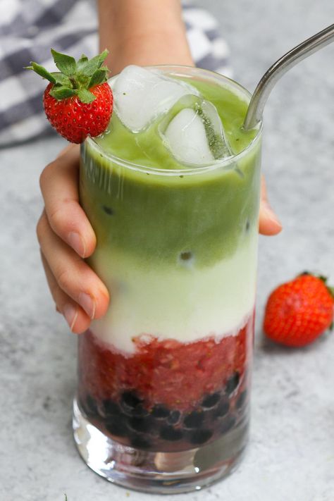 Easy Strawberry Matcha Latte {Boba Guys Copycat Recipe} Strawberry Matcha Boba Tea, Strawberry Matcha Bubble Tea, Strawberry Bubble Tea Recipe, Bubble Tea Strawberry, How To Make Boba, Strawberry Matcha Latte, Copycat Drink Recipes, Asian Drinks, Matcha Drinks