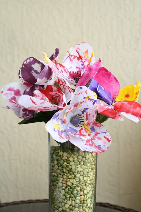 Let kids add a splash of color to a bouquet of fake flowers and create their own beautiful masterpieces with this fun spring flower craft for kids. Flower Art For Kids, Spring Theme Preschool Activities, Teacher Appreciation Crafts, Spring Theme Preschool, Spring Flower Crafts, Spring Flower Art, Girls Crafts, Sitting Table, Kids Painting