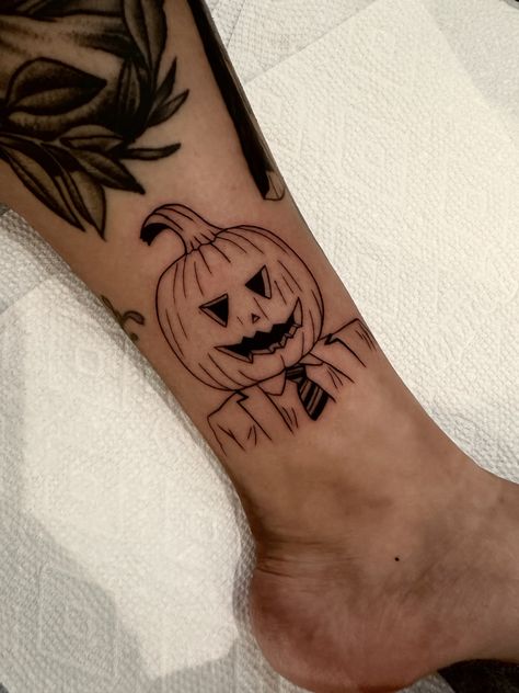 Blackwork lower leg tattoo of Dwight, The Office, with a Pumpkin Head made by Miss Vampira. Pumpkin Head Tattoo, Dwight Pumpkin Head, Alex Tattoo, Lower Leg Tattoos, Tattoo Appointment, Flash Designs, Head Tattoo, Custom Tattoos, Flash Design