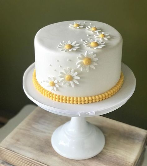 Daisies Cake Birthday, White Cake With Daisies, Yellow Flower Birthday Cake, Birthday Cake With Daisies, Daisy Cakes Ideas, Daisy Flower Cake Birthday, Daisy Themed Birthday Cake, Cake Daisy Flower, Cake With Daisy Flowers