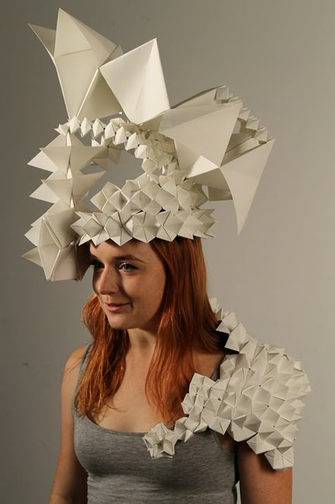 Paper Headpiece, Wearable Architecture, Sculpture Fashion, Unusual Hats, Headwear Fashion, Paper Hats, Paper Fashion, Geometric Design Art, Origami Paper Art