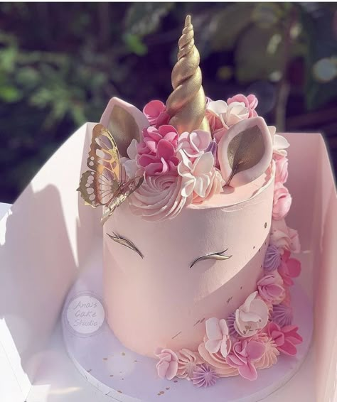 Unicorn Cake Design, Unicorn Birthday Party Cake, Unicorn Party Decor, 4de Verjaardag, 4th Birthday Cakes, Unicorn Birthday Cake, Rainbow Unicorn Birthday, Funny Unicorn, Cake Studio