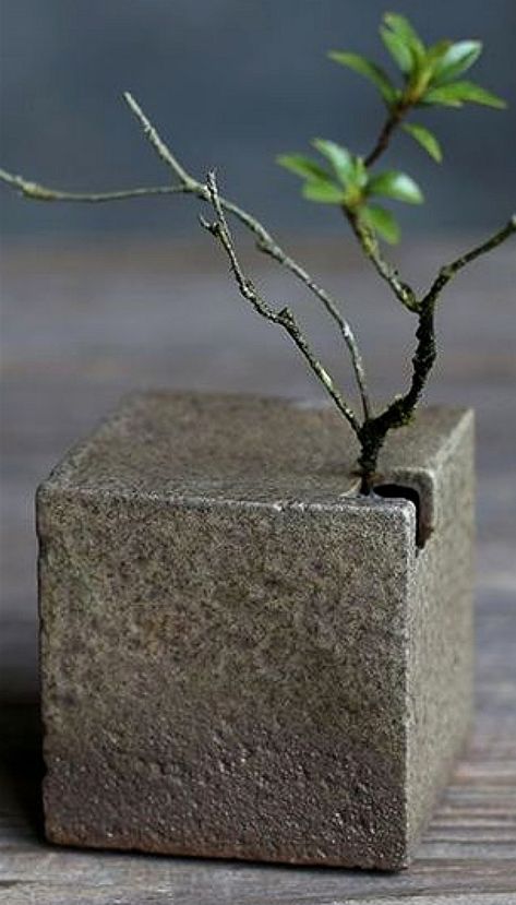 Handbuilding Pottery Ideas, Ikebana Pottery, Ikebana Vases Pottery, Kurinuki Pottery, Ikebana Vases Ceramics, Concrete Vase, Concrete Fountains, Organic Ceramics, Cement Art