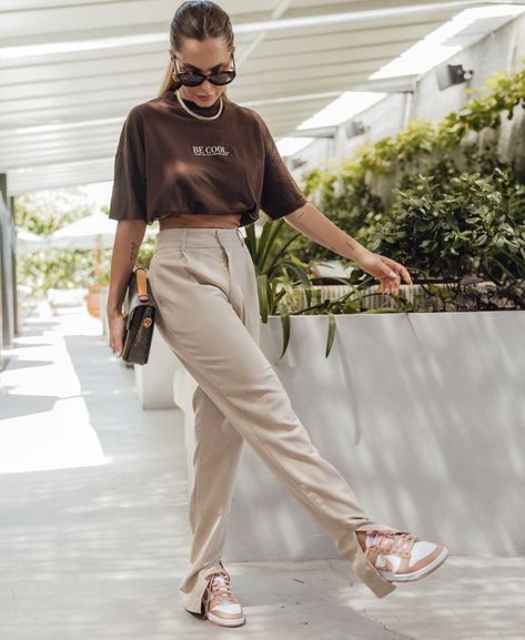 Nude Cargo Pants Outfit, Nude Pants Outfit, Ny Outfits, Simple Casual Outfits, Cargo Pants Outfit, Outfit Chic, Pants Outfit Casual, Quiet Luxury, Outfits Casuales