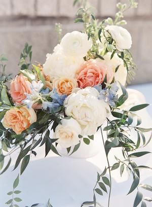 Pale Pink Wedding Color Palette, Peach Light Blue Wedding, Light Blue And Peach Wedding Theme, June Wedding Inspiration, Wedding Ceremony Flowers Altar, Wedding Colors Peach, June Wedding Colors Schemes, Spring Wedding Flowers Centerpieces, Wedding Inspiration Spring