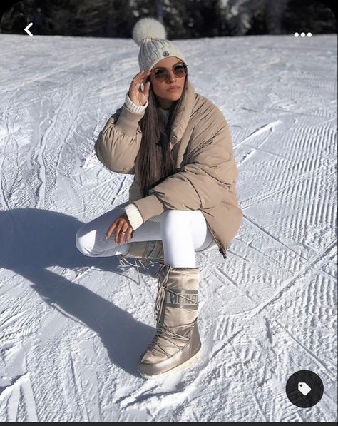 Outfits With Snow Boots, Moon Boots Outfit Winter, Winter Boots Outfit, Moon Boots Outfit, Mode Au Ski, Ski Outfit For Women, Ski Trip Outfit, Boots Outfit Ideas, Winter Outfits Snow