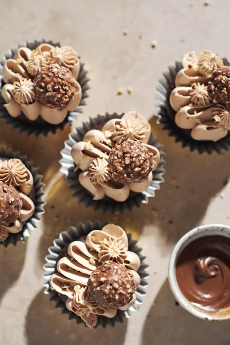 Chocolate Truffle Cupcakes, Chocolate Cupcake Toppings, Ferror Rocher Cupcakes, Chocolate Cupcake Flavors, Chocolate Buttercream Cupcakes, Chocolate Cupcakes Frosting Ideas, Cream Cupcakes, Decorating Chocolate Cupcakes, Decorate Chocolate Cupcakes