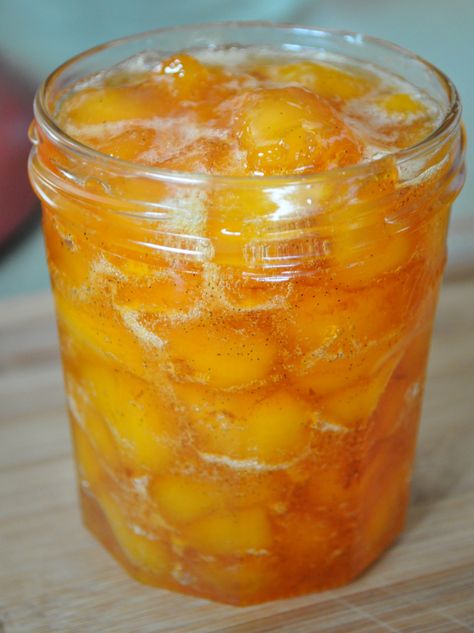 Vanilla Peach Jam ~ 8 cups of peaches (about 7 large peaches) + 1/4 cup lemon juice + 1 vanilla bean + 2 cups sugar + 1 Tbsp Bourbon (optional) Peach Bourbon Jam, Vanilla Peach Jam, Bourbon Jam, Peach Bourbon, Canning Jam Recipes, Peach Jam Recipe, Canning Fruit, Canning Jam, Canning Tips