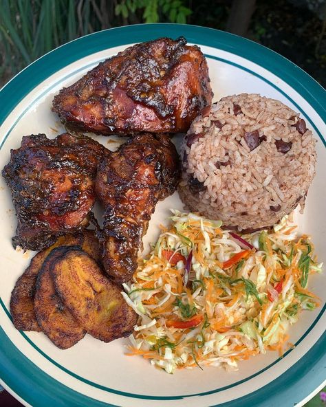 Jamaican Food Plate, Jamician Dishes, Uni Meals, Brown Stew Chicken, Jamaica Food, Carribean Food, Chicken Plating, Jamaican Food, Jamaican Culture