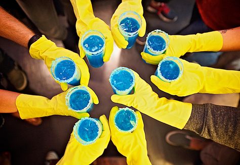 Hahaha get everyone to wear yellow gloves to the party Breaking Bad Birthday, Breaking Bad Costume, Breaking Bad Party, Baking Bad, Breaking Bad Movie, Geek Party, Bad Gifts, Diy Bachelorette Party, Blue Food Coloring