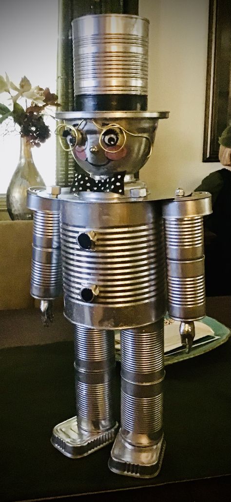 Tin Can People, Tin Can Halloween, Recycle Robot, Recycled Yard Art, Tin Can Robots, Tin Can Man, Beer Bottle Art, Recycled Robot, Tin Can Art