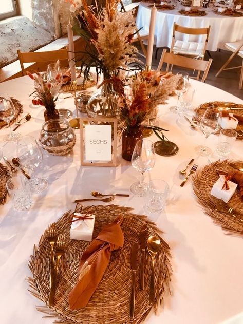 Bohemian Round Table Setting Wedding, Thanksgiving Theme Wedding, Rust Wedding Decor Centerpieces, Rustic Terracotta Wedding Decor, Fall Boho Wedding Table Settings, Fall Wedding Table Decor Round Tables, Boho Tablescape Wedding, Boho Wedding Tablescape Round, Rust Table Setting Wedding