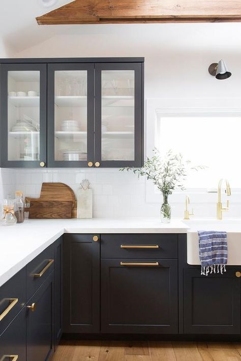 Black Shaker Cabinets, Kitchen Cabinets Color Combination, Model Dapur, Two Tone Kitchen Cabinets, Kitchen Island Cabinets, Kabinet Dapur, Doors Kitchen, New Kitchen Cabinets, Classic Kitchen