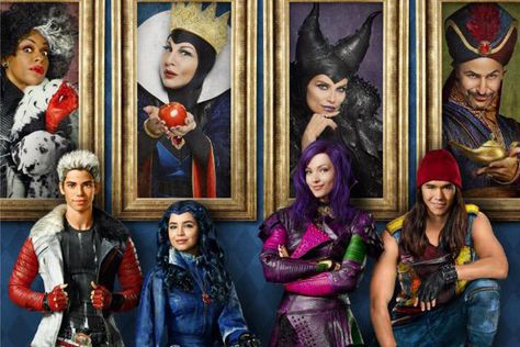 Alice In Wonderland Cartoon, Descendants Pictures, Descendants Movie, Disney Descendants Movie, Descendants Characters, Descendants Disney, Mal And Evie, Disney Channel Descendants, Disney Channel Movies