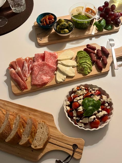 Platter Aesthetic, Platter Boards, Tapas Night, Meze Platter, Yummy Chicken Recipes, Snacks Für Party, Food Table, Food Platters, Pretty Food