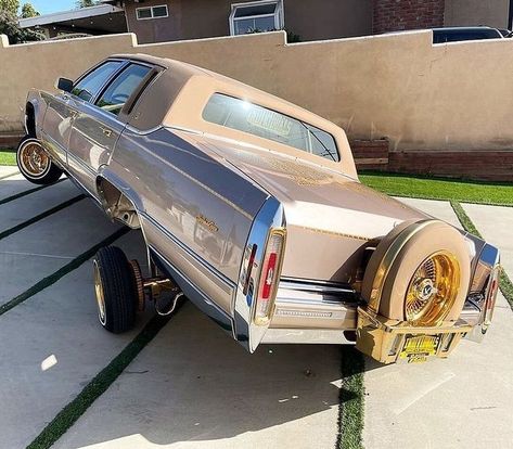 Cadillac Lowrider, Classic Car Garage, Old School Aesthetic, Lowrider Trucks, Low Riders, Cadillac Deville, Lowrider Cars, Classy Cars, School Aesthetic