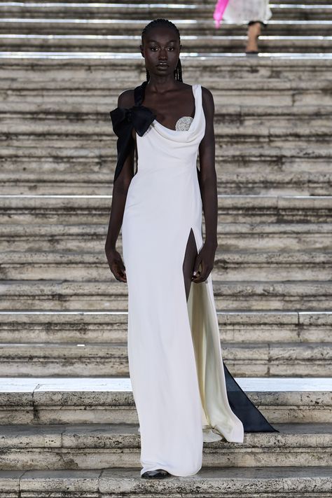 Valentino Fall 2022, Simple Gown, Fall 2022 Couture, 2022 Couture, Valentino Runway, Valentino Gowns, High Fashion Runway, Valentino Haute Couture, Valentino Fashion