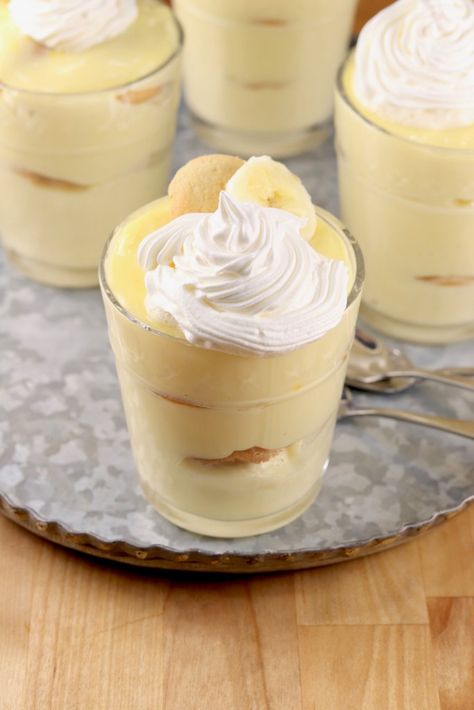 Easy Banana Pudding is so simple to whip up for any occasion. A simple 5 ingredient homemade pudding layered with sliced bananas and vanilla wafers. The classic dessert that everyone loves! Baked Oreo Cheesecake Recipe, Banana Pudding From Scratch, Easy Banana Pudding Recipe, Banana Desserts, Easy Banana Pudding, Dessert From Scratch, Easy Puddings, Banana Dessert Recipes, Homemade Pudding