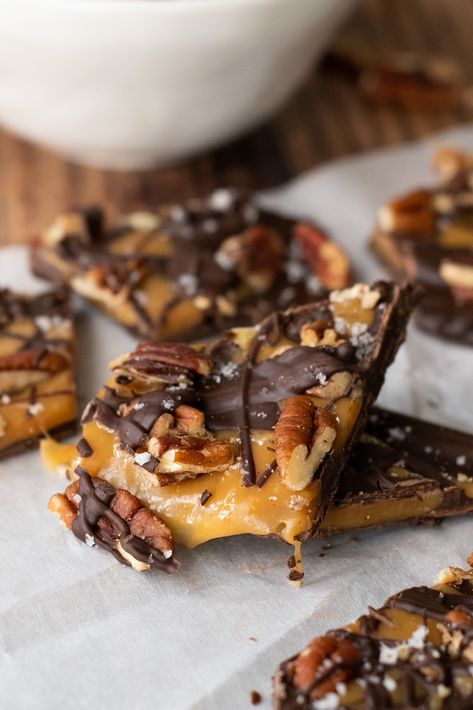 Pecan Bark Recipe, Caramel Bark, Homemade Chocolate Bark, Candy Bark Recipes, Homemade Turtles, Bark Candy, Dark Chocolate Bark, Chocolate Bark Recipe, Bark Recipes