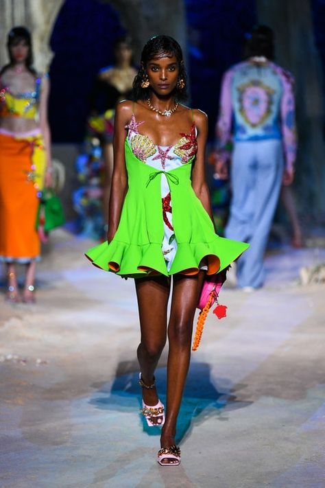 Versace Spring 2021 Ready-to-Wear Collection | Vogue Versace Spring 2021, Versace Spring, Versace Fashion, Donatella Versace, Milano Fashion Week, Runway Trends, Vogue Paris, Primavera Estate, Milan Fashion Week