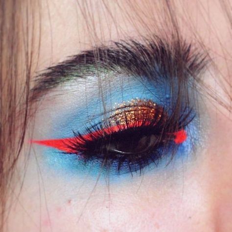 pinterest ☆ hollyliangg Editorial Make-up, Red Eyeliner, Punk Makeup, Beauty Make-up, Trendy Makeup, Style Punk, Blue Makeup, Editorial Makeup, Festival Looks