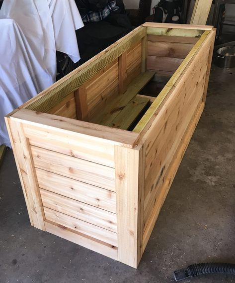 Ryan Chambers shares how to build a DIY backyard cedar planter! | www.ashelybrookedesigns.com Wood Box Planter, Wooden Planter Boxes Diy, Diy Cedar Planter Box, Large Wooden Planters, Diy Wood Planter Box, Planter Box Designs, Pallet Deck Diy, Diy Wooden Planters, Diy Wood Planters