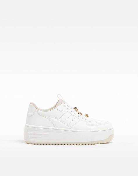 Si te flipa el universo zapatillas y buscas unas con bien de plataforma pero que no pesen mucho, hemos encontrado unas en Bershka que te harán muy buen servicio. Retro Trainers, Retro Sneakers, Profile Design, Nike Air Force Sneaker, White Sneakers, White Sneaker, Must Haves, Embellishments, Baskets