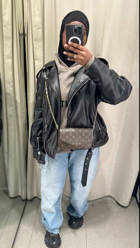 Balenciaga Shoes Outfit, Balenciaga Track Outfit, Fear Of God Jeans, Balenciaga Tracks, Balenciaga Outfit, Track Outfits, Balenciaga Sweater, Essentials Fear Of God, College Fits