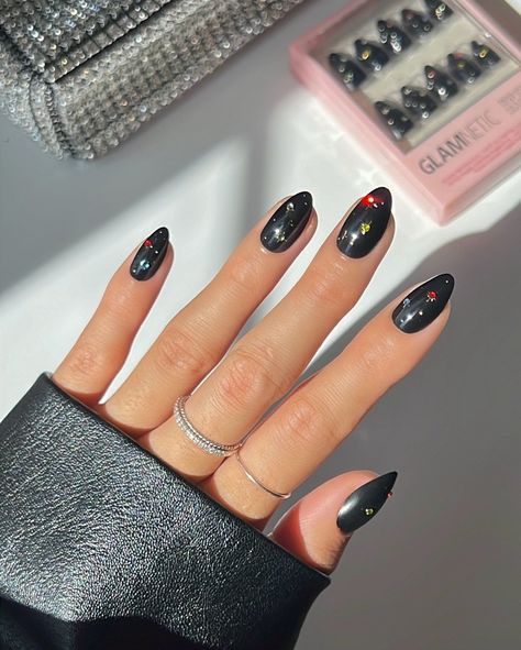 Black Nails With Gems, Nail Inspo Winter, Holiday Nail Inspo, Snow Place, Short Almond Nails, Holiday Nail, Short Almond, Holiday Looks, Holiday Nails