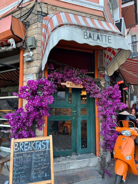 #turkey #istanbul #cafe #moped #balat #flowers Istanbul Cafe, Cafe Aesthetics, Istanbul Pictures, Istanbul Turkey Photography, Turkey Decor, Turkey Istanbul, Coffee Dessert, Istanbul Turkey, Cafe Decor