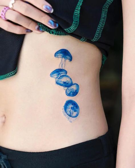 Tatuaje Studio Ghibli, Rib Tattoo Placements, Tattoo Jellyfish, Ray Tattoo, Moon Jellyfish, 16 Tattoo, Funky Tattoos, Jellyfish Tattoo, Stylish Tattoo