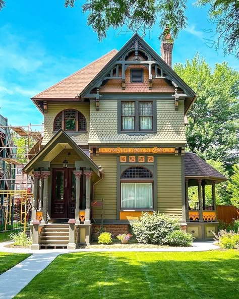 Old American Houses, Small Victorian House, Victorian Homes Exterior, House On A Budget, Inspiring Homes, Victorian Exterior, Victorian House Plans, Pretty Houses, Homes Exterior