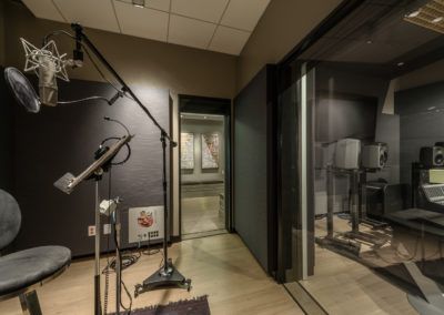 Recording Room Kpop, Sing Studio Aesthetic, Studio Singing Room, Kq Entertainment Studio, Hybe Recording Studio, Singing Studio Aesthetic, Vocal Studio Room, Bloxburg Recording Studio, Singing Studio Room