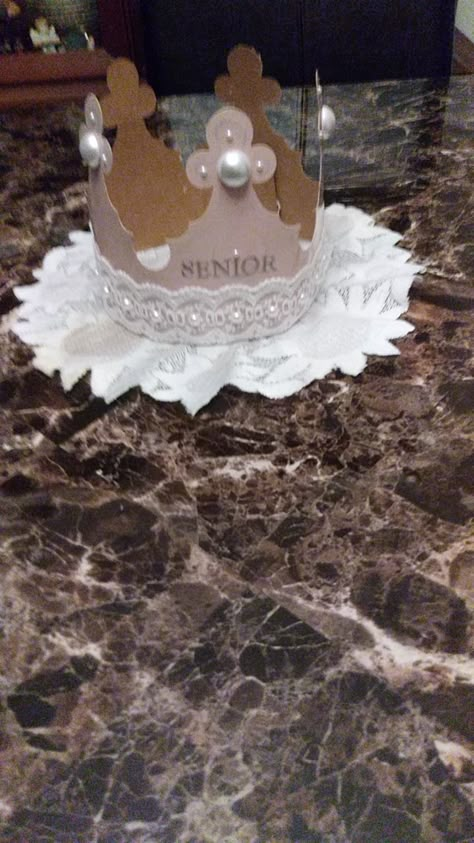 Cute Pink Senior crown with pearls Senior Crown Ideas Aesthetic, Senior Crown Aesthetic, Senior Crown Ideas Pink, Pink Senior Crowns, Crown With Pearls, Senior Year Diy, Senior Crown Ideas, Senior Things, Homecoming Spirit Week