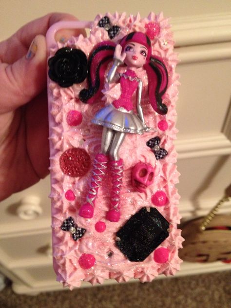 Decoden monster high phone case turned out super cute!! Monster High Phone Case, Monster High Phone, Draculaura Core, Emo Girl Wallpaper, Girly Nostalgia, Y2k Phone Case, Decoden Case, Decoden Phone Case, Kawaii Diy