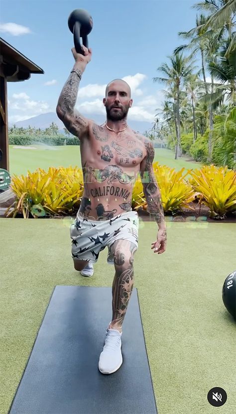 Adam Levine Shirtless, Adam Levine Style, Activity Schedule, Exercise Schedule, Moves Like Jagger, Outdoor Workout, Core Work, Muscle Body, Workout Schedule