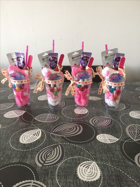 Party Favours For Teens, Bday Sleepover, Teen Party Favors, Birthday Party Goodie Bags, Girl Birthday Party Favors, Birthday Plans, 13 Birthday, Girls Party Favors, Swim Party