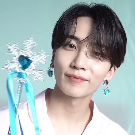 Seventeen Earrings, Jeonghan Lq, Seventeen Jeonghan, Blue Earrings, Matching Icons, Seventeen, Kdrama, Pearl Earrings, Crown