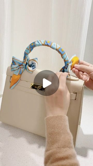 ilymix ❤ on Instagram: "How to tie silk scarf to handbag! #handbag #baglover #bagaddict #fashionhacks #styleblogger" Scarf Wrapped Purse Handle, Purse Scarf How To Tie A, Tie Silk Scarf, Scarf On Bag, Thick Scarf, Purse Handles, Tie Scarf, Handbag Handles, Scarf Tying